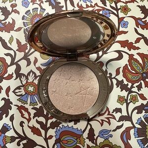 Charlotte Tilbury Glow Guide Highlighter in shade Moonlit Glow